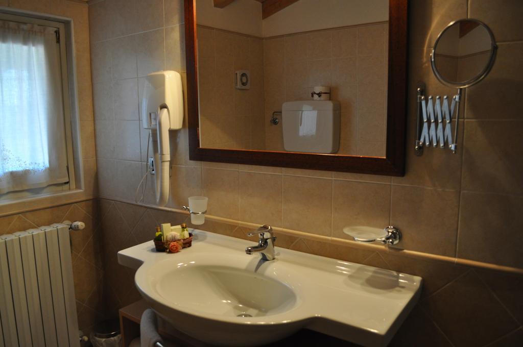 Hotel La Corte Bedizzole Szoba fotó