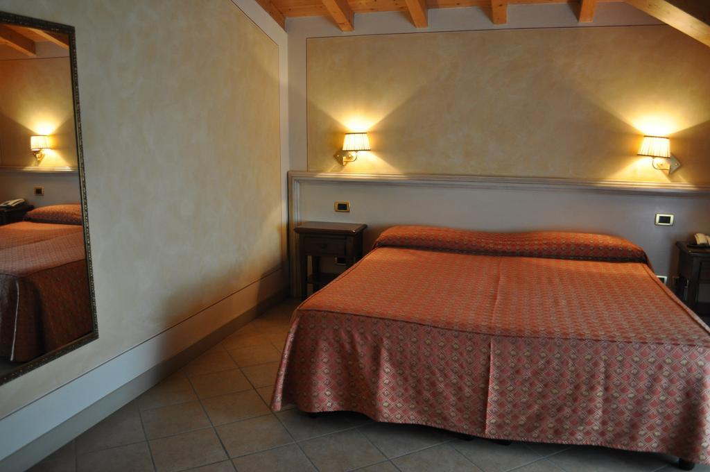 Hotel La Corte Bedizzole Szoba fotó
